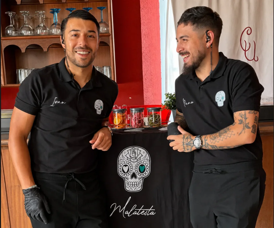 Dos bartenders de Malatesta preparados junto a una barra interior