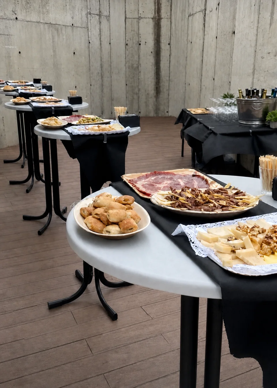 Mesas preparadas con bandejas de catering para un evento en Cedillo