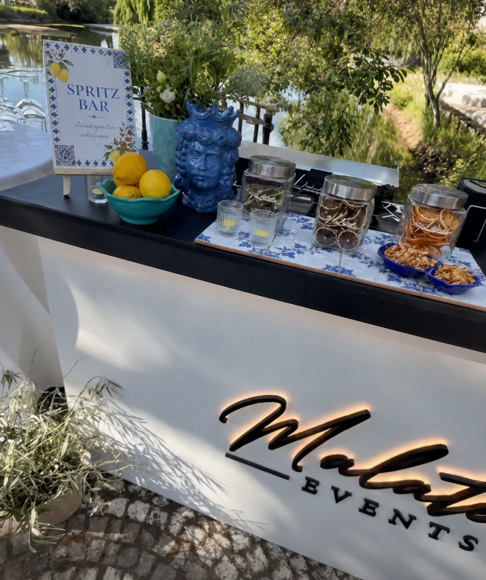 Córner Spritz de Malatesta Events preparado con cítricos, cristalería y aperitivos