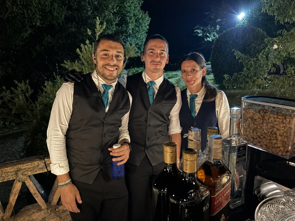 Equipo de Malatesta Events preparado tras la barra durante un servicio nocturno